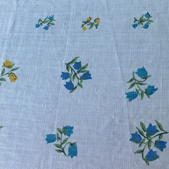 VINTAGE blue/yellow/white Floral Tablecloth cotton rectangular L87.5” x W58.5” - Picture 3 of 13